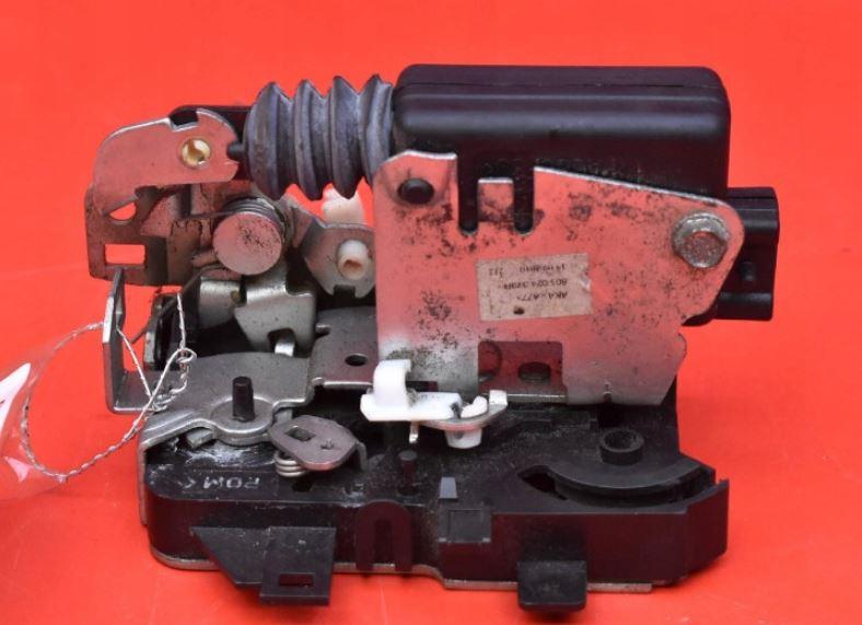 Renault Thalia II 2008-2013 sedan 1.2 16v petrol MT 55 kW 2009  Zámok dverí predný pravý 805024379R