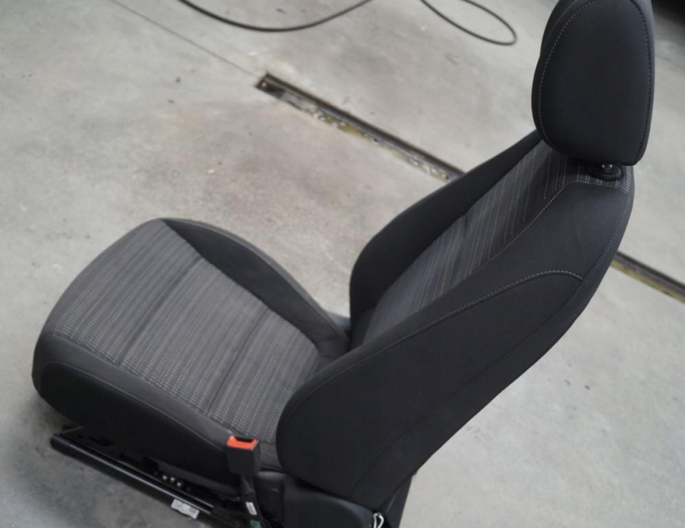 Kia Stonic 2017- hatchback 1.2 16v petrol MT 61.8 kW 2020  Sedadlo predné pravé