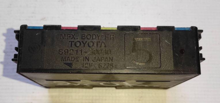 Lexus IS II 2005-2013 sedan 2.2 D diesel MT 110 kW 2011  Poistková skrinka 89211-30030