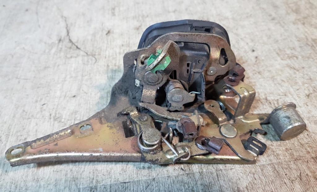 Opel Corsa B 1993-1999 hatchback 1.0 12v petrol MT 40 kW 1999  Zámok dverí zadný pravý 90494880