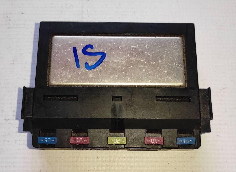 Lexus IS II 2005-2013 sedan 2.2 D diesel MT 110 kW 2011  Poistková skrinka 89211-30030