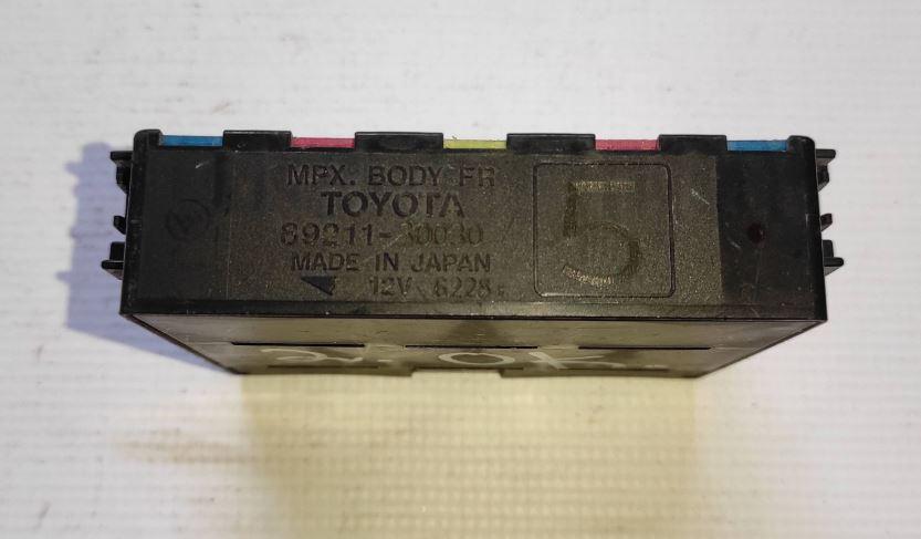 Lexus IS II 2005-2013 sedan 2.2 D diesel MT 110 kW 2011  Poistková skrinka 89211-30030