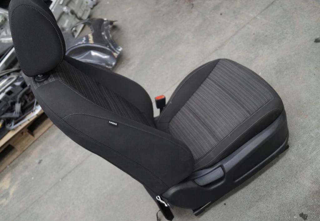 Kia Stonic 2017- hatchback 1.2 16v petrol MT 61.8 kW 2020  Sedadlo predné pravé