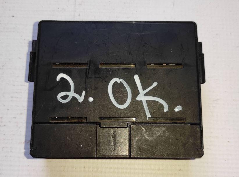 Lexus IS II 2005-2013 sedan 2.2 D diesel MT 110 kW 2011  Poistková skrinka 89211-30030