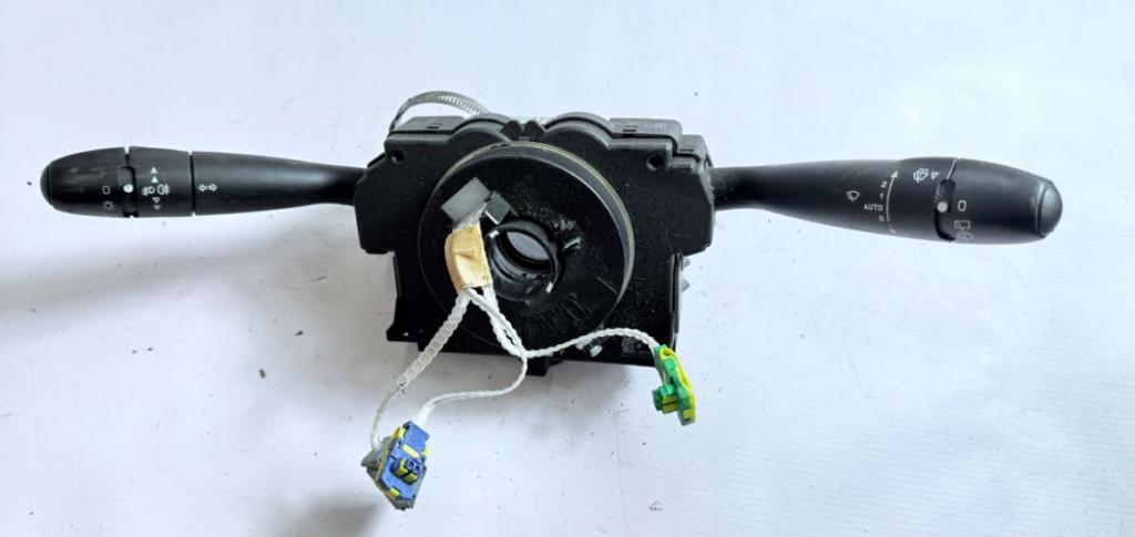 Peugeot 206 hatchback 1.4 8v petrol MT 55 kW 2000  Prepínacie páčky pod volantom 96477524XT