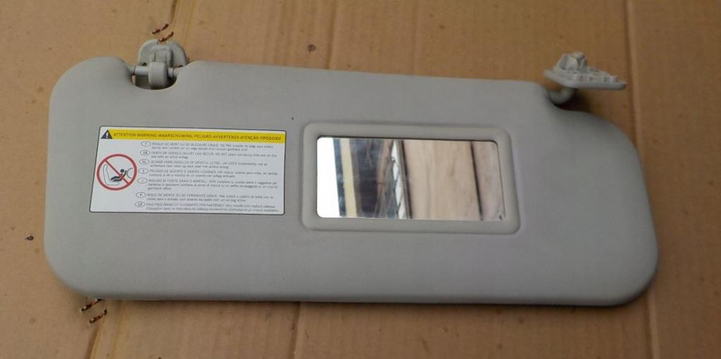 Peugeot 207 hatchback 1.4 16v petrol MT 65 kW 2007  Slnečná clona pravá