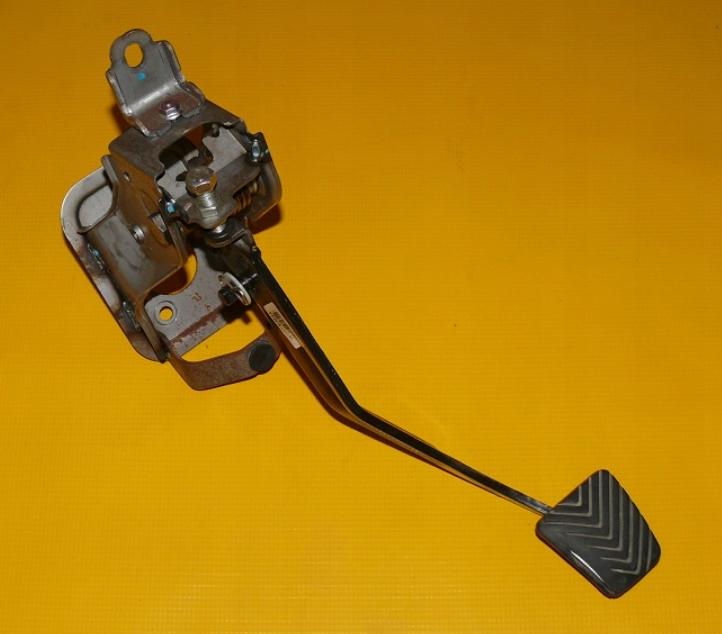 Hyundai I30 I 2007-2012 hatchback 1.6 16v petrol MT 93 kW 2009  Spojkový pedál 32802-2H120