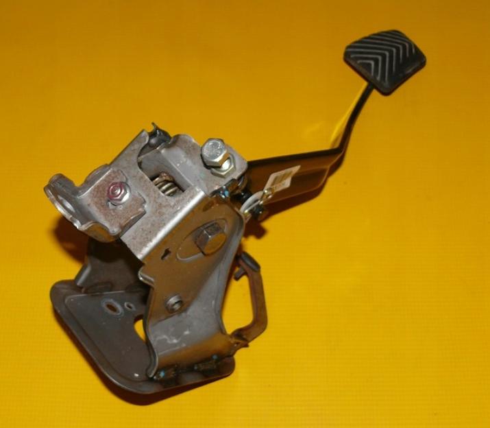 Hyundai I30 I 2007-2012 hatchback 1.6 16v petrol MT 93 kW 2009  Spojkový pedál 32802-2H120