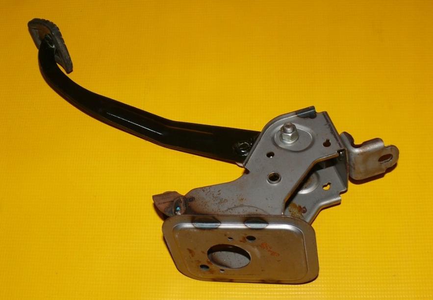 Hyundai I30 I 2007-2012 hatchback 1.6 16v petrol MT 93 kW 2009  Spojkový pedál 32802-2H120