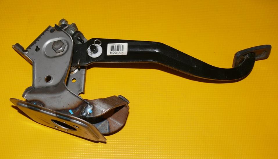 Hyundai I30 I 2007-2012 hatchback 1.6 16v petrol MT 93 kW 2009  Spojkový pedál 32802-2H120