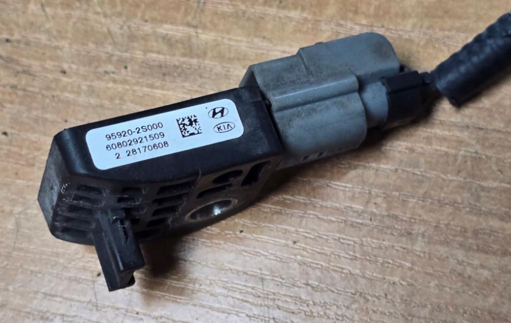 Hyundai ix35 hatchback 1.7 CRDI diesel MT 85 kW 2012  Snímač nárazu 95920-2S000