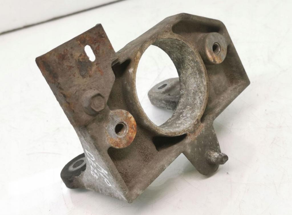 Opel Vivaro 2001-2014 1.9 DCI diesel 74 kW 2004  Držiak motora 8200003831J , 91165615