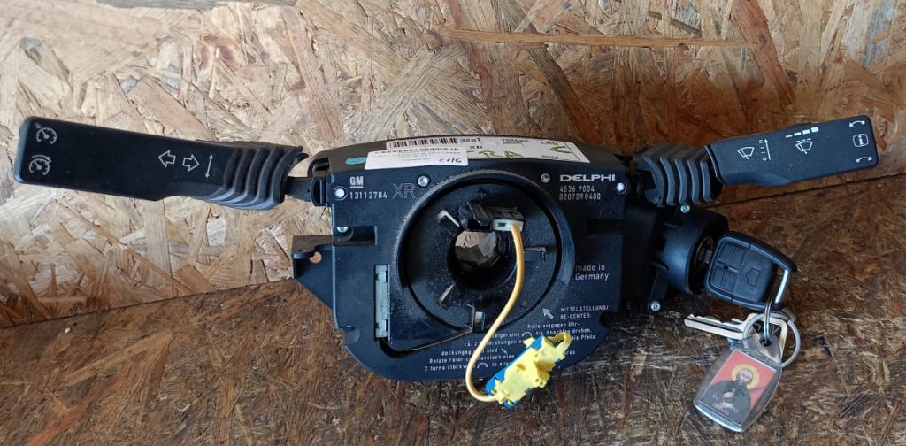 Opel Vectra C 2002-2008 hatchback 1.8 16v petrol MT 90 kW 2002  Prepínacie páčky pod volantom 13112784XR