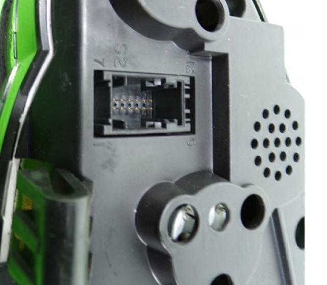 Rover 75 combi 2.0 CDT diesel MT 85 kW 2002  Prístrojová doska 110008878016