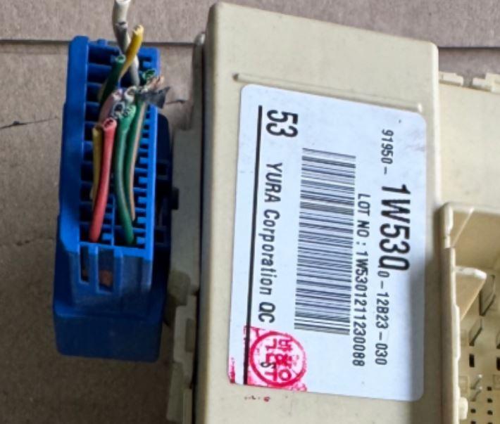 Kia Rio III 2011-2017 hatchback 1.1 CRDI diesel MT 55 kW 2011  Poistková skrinka 91950-1W530