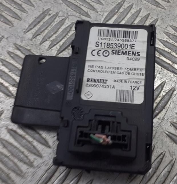 Renault Megane II 2003-2008 2.0 DCI diesel MT 110 kW 2006  Čítačka karty 8200074331A