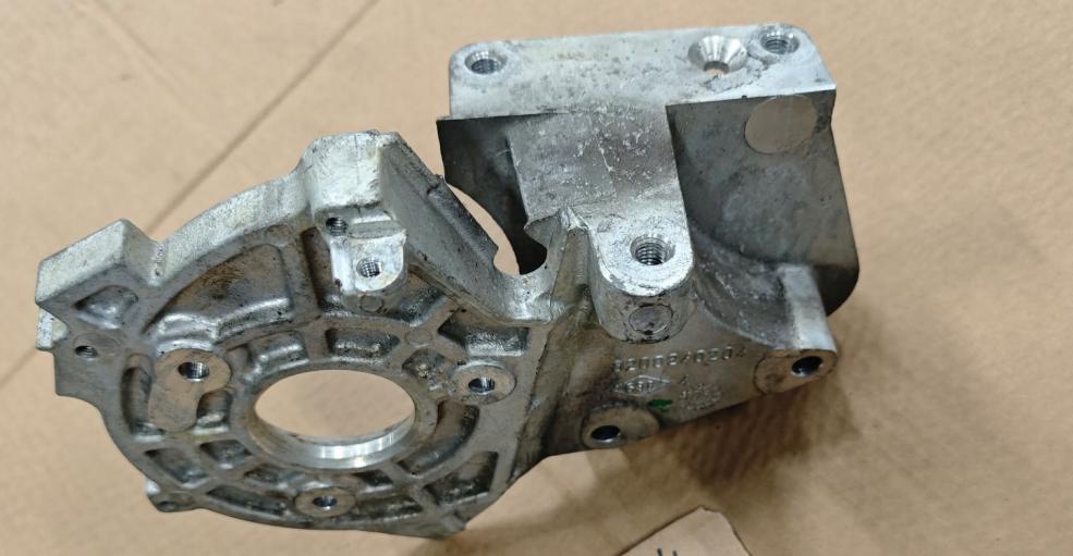 Suzuki Grand Vitara II 2005-2014 hatchback 1.9 DDiS diesel MT 95 kW 2007  Úchyt (držiak) vstrekovacieho čerpadla 8200240204