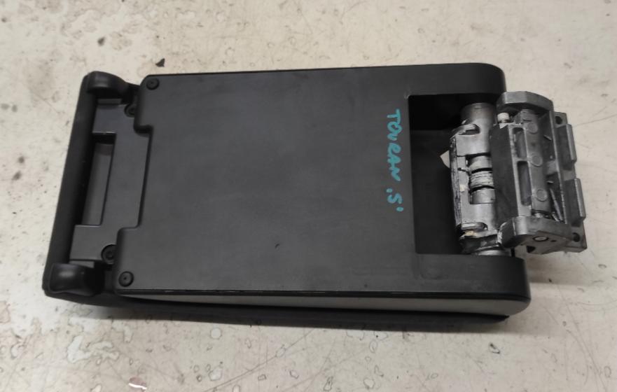 Volkswagen Touran I 2003-2015 hatchback 1.4 TSI petrol MT 103 kW 2013  Lakťová opierka 1T0864208