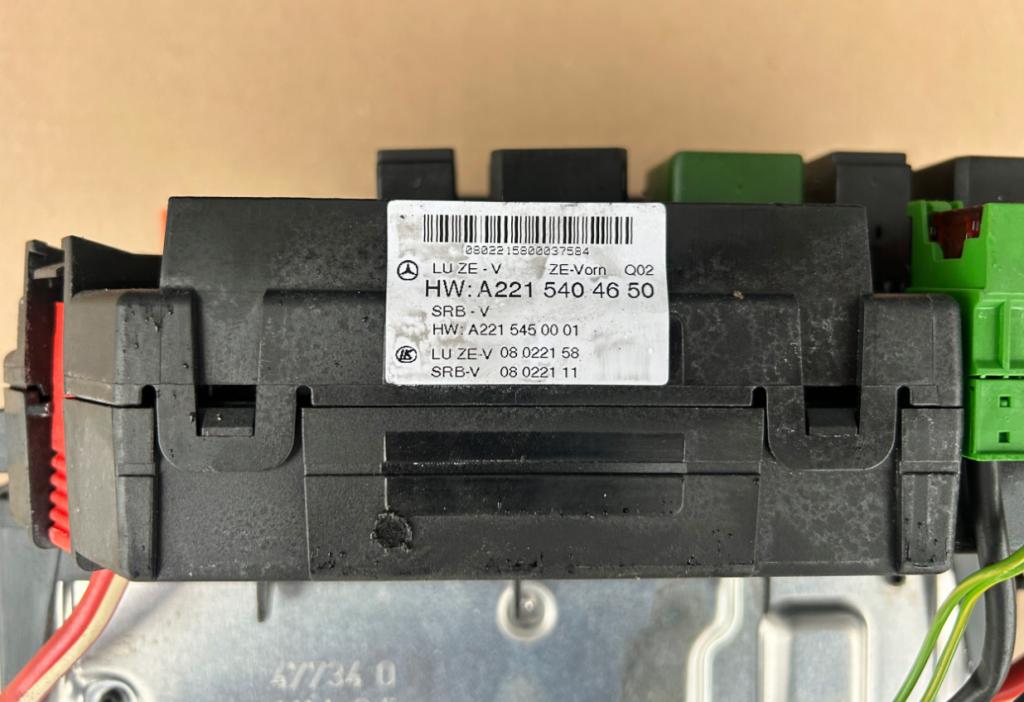 Mercedes S W221 2005-2013 Poistková skrinka A2215404650 A2215401101