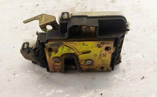 Volkswagen Golf III 1991-1998 1.6 8v petrol MT 74 kW 2000  Zámok dverí predný pravý 1H1837016L