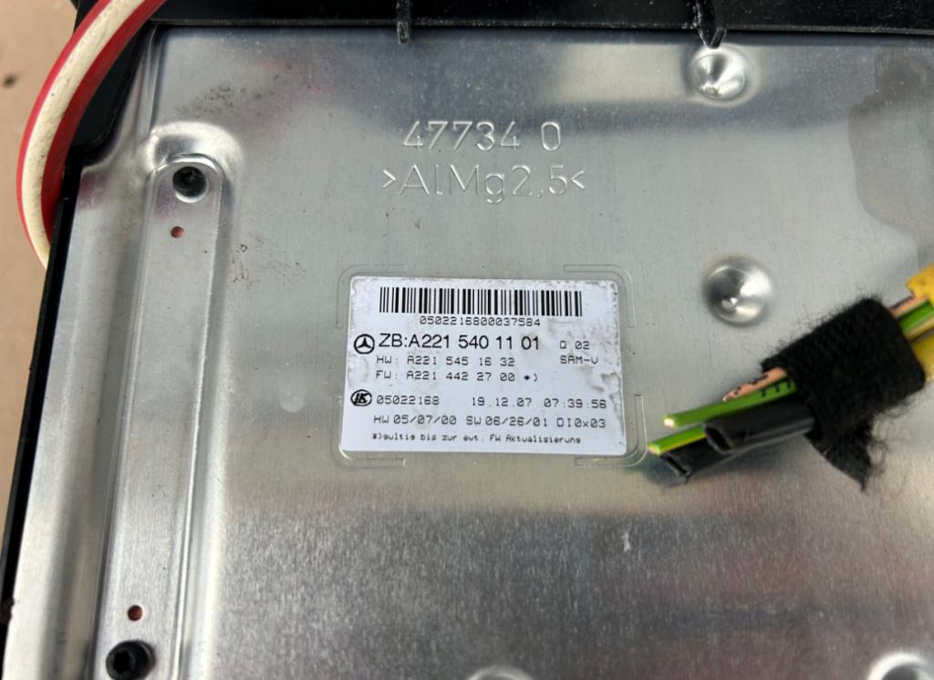 Mercedes S W221 2005-2013 Poistková skrinka A2215404650 A2215401101