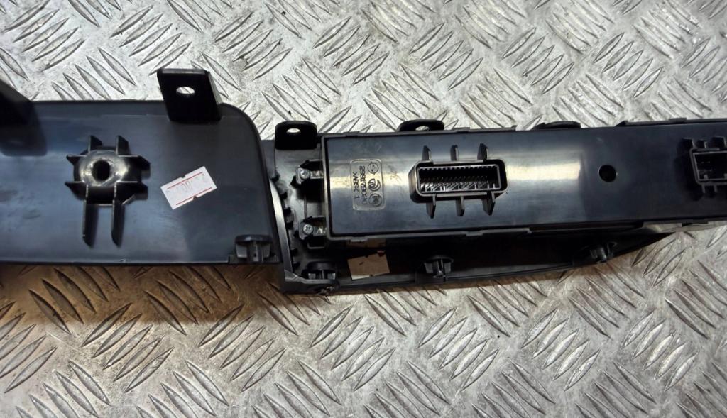 SsangYong Rexton II 2017- suv   Prepínač ovládania okna predný ľavý 72224-36030