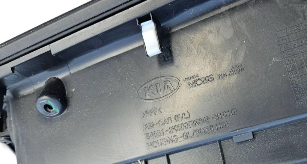 Kia Soul I 2008-2013 hatchback 1.6 16v petrol 93 kW 2009  Priehradka (kastlík) X2K845-31000