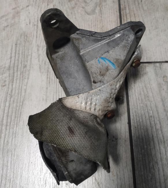Volkswagen Passat B5 1995-2005 combi 1.9 TDI diesel MT 96 kW 2001 Držiak prevodovky 8D0399114AH