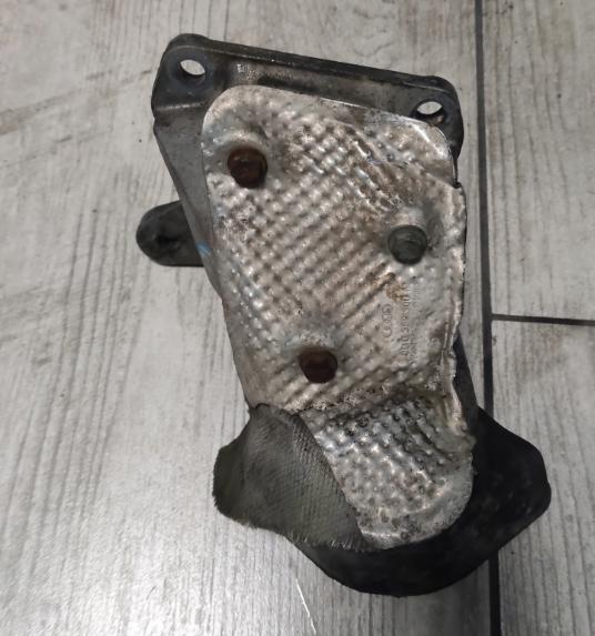 Volkswagen Passat B5 1995-2005 combi 1.9 TDI diesel MT 96 kW 2001 Držiak prevodovky 8D0399114AH