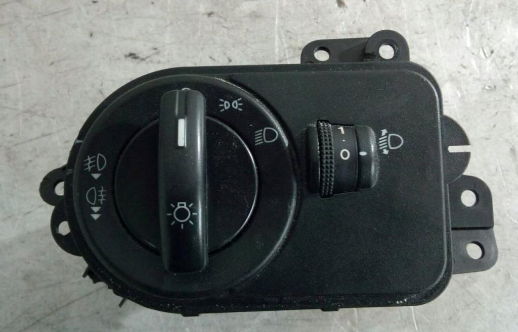Ford Fiesta Mk6 2002-2008 hatchback 1.6 16v petrol MT 74 kW 2003  Prepínač svetiel 2S6T-13A024-CB