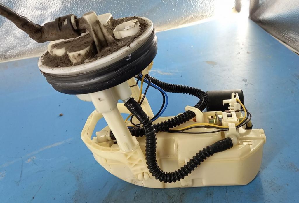 Honda Civic VII 2000-2006 hatchback 1.6 16v petrol MT 81 kW 2005  Palivové čerpadlo 1019616333 ; 17708S5A941
