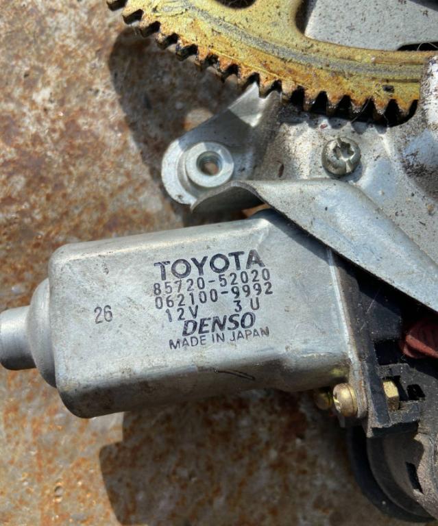 Toyota Yaris I 1999-2005 hatchback Mechanizmus sťahovania okna predný ľavý 85720-52020