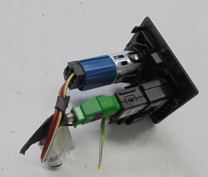 Skoda Superb III 2015-2024 combi   USB port 5Q0035726E