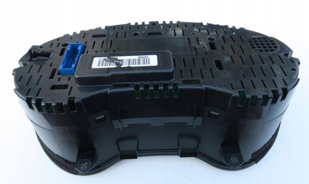 Audi A3 8P 2003-2012 hatchback 1.9 TDI diesel MT 77 kW 2005  Prístrojová doska 8P0920930C