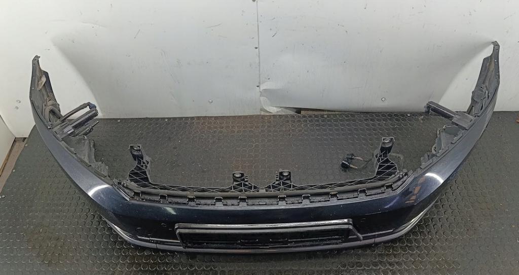 Volkswagen Passat B7 2010-2014 combi 2.0 TDI diesel MT 103 kW 2012  Nárazník predný