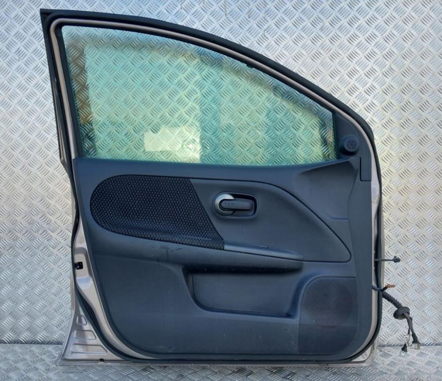 Nissan Note I 2006-2012 hatchback 1.4 16v petrol MT 65 kW 2007  Dvere predné ľavé