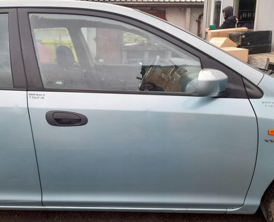 Honda Civic VII 2000-2006 sedan 1.6 16v petrol MT 81 kW 2004  Dvere predné pravé G502M