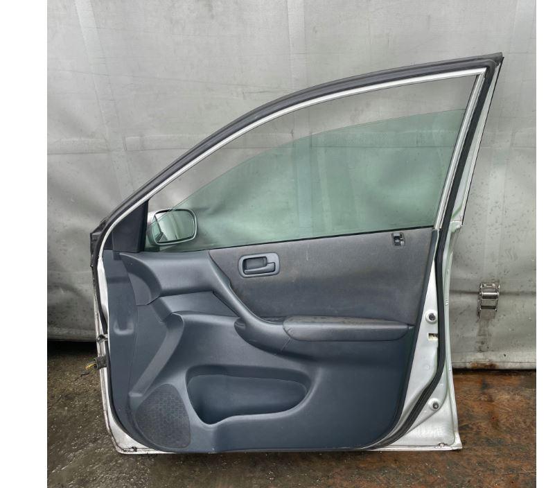 Honda Civic VII 2000-2006 sedan 1.6 16v petrol MT 81 kW 2004  Dvere predné pravé