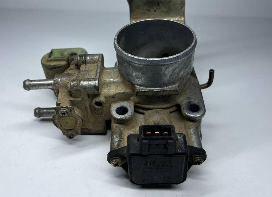 Toyota Avensis I T22 1997-2003 sedan 1.6 petrol 81 kW 1998  Škrtiaca klapka 22270-16100