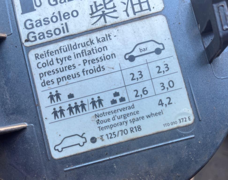 Volkswagen Touran I 2003-2015 hatchback 1.9 TDI diesel MT 77 kW 2006  Dvierka nádrže paliva 1T0809857