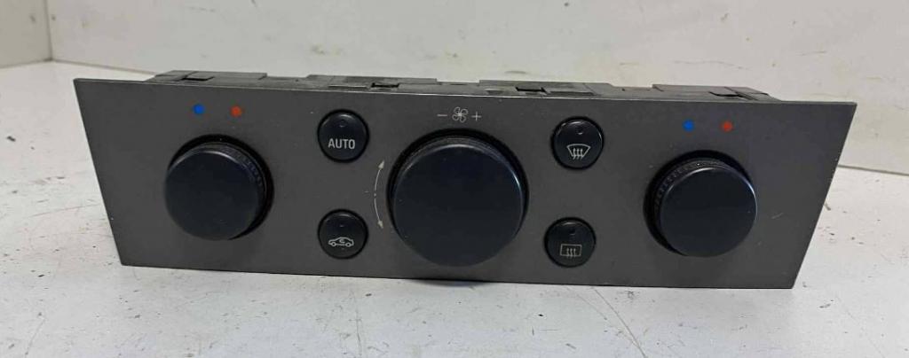 Opel Vectra C 2002-2008 sedan 1.8 16v petrol MT 90 kW 2002  Panel kúrenia/klimatizácie 13131021