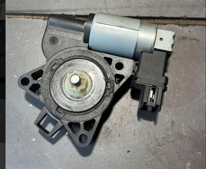 Mazda 3 I BK 2003-2009 sedan 2.0 16v petrol MT 110 kW 2005  Motorček okien predný ľavý GJ6A5958X  CM011760