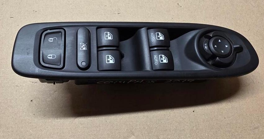 Jeep Compass II  Prepínač ovládania okna predný ľavý P6BZ28LXHAA