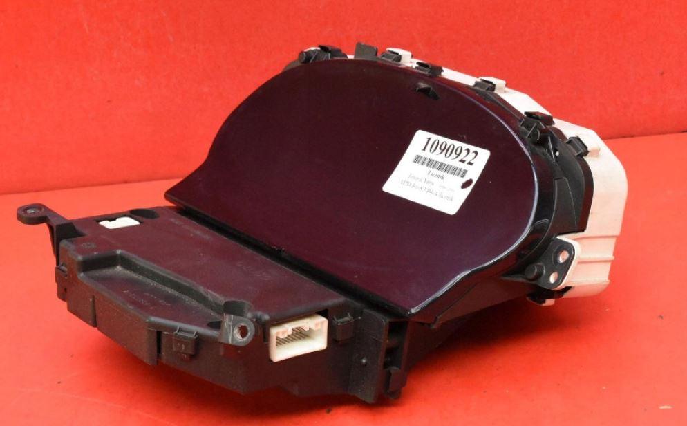 Toyota Yaris I 1999-2005 hatchback 1.0 VVTI petrol MT 50 kW 2001  Prístrojová doska 21655865-3
