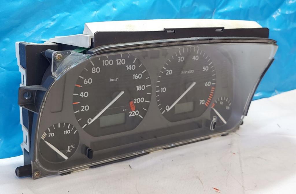 Volkswagen Golf III 1991-1998 hatchback 1.8 petrol MT 66 kW 1995 Prístrojová doska 1H0919860D