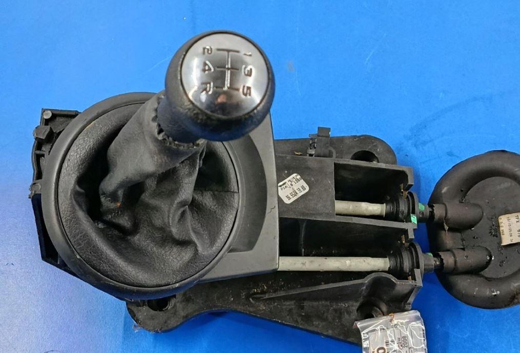 Citroen C4 I 2004-2011 hatchback 1.6 16v petrol MT 80 kW 2005  Rýchlostná páka (kulisa) 9655245980