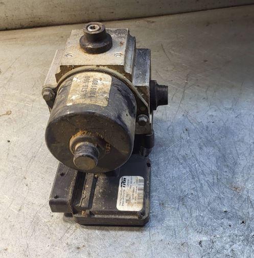 Opel Vectra B 1995-2002 combi 1.8 16v petrol MT 92 kW 2001  Pumpa ABS 13216601 13091801 S108196002