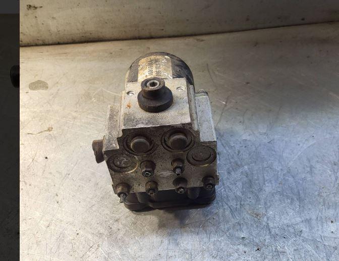Opel Vectra B 1995-2002 combi 1.8 16v petrol MT 92 kW 2001  Pumpa ABS 13216601 13091801 S108196002