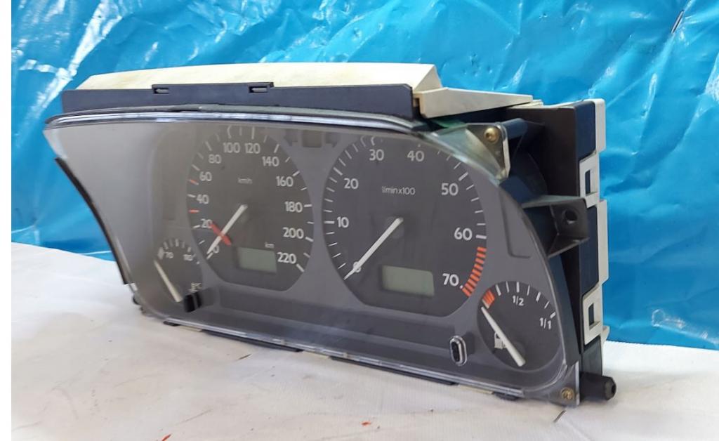 Volkswagen Golf III 1991-1998 hatchback 1.8 petrol MT 66 kW 1995 Prístrojová doska 1H0919860D
