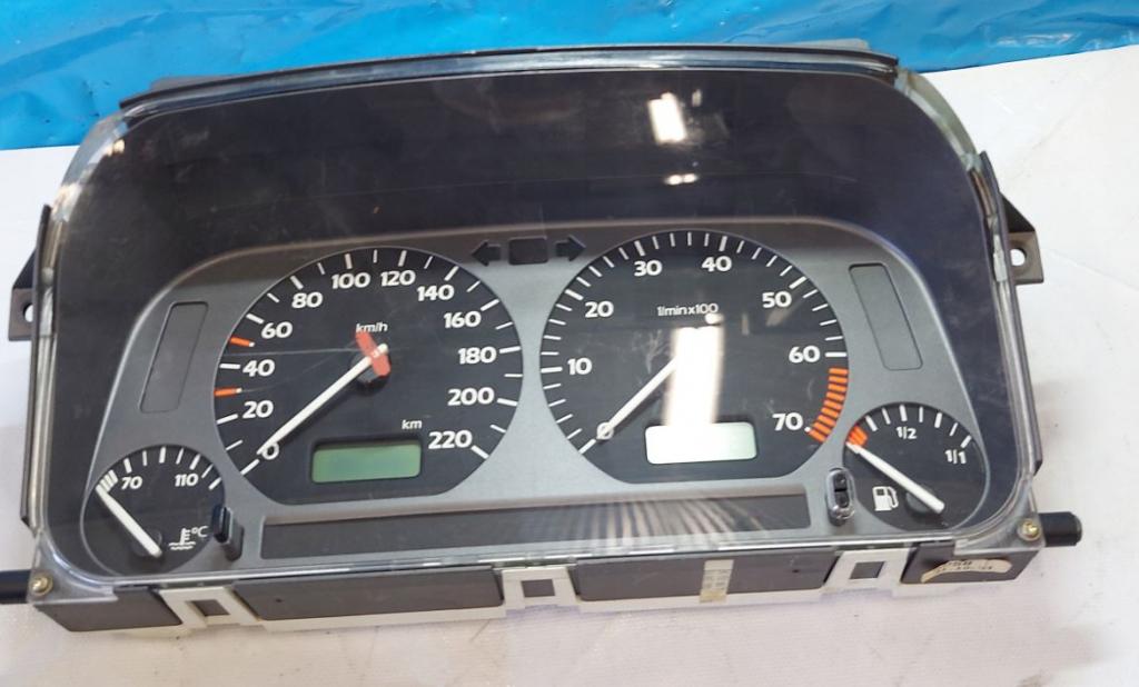 Volkswagen Golf III 1991-1998 hatchback 1.8 petrol MT 66 kW 1995 Prístrojová doska 1H0919860D